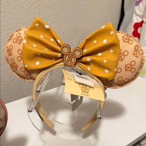 NWT Minnie Pretzel Ears 🥨